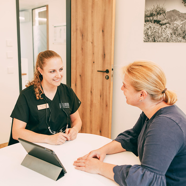 Ärztin lernt eine Angstpatientin kennen im Zentrum für Zahnmedizin Dr. Sorg & Kollegen