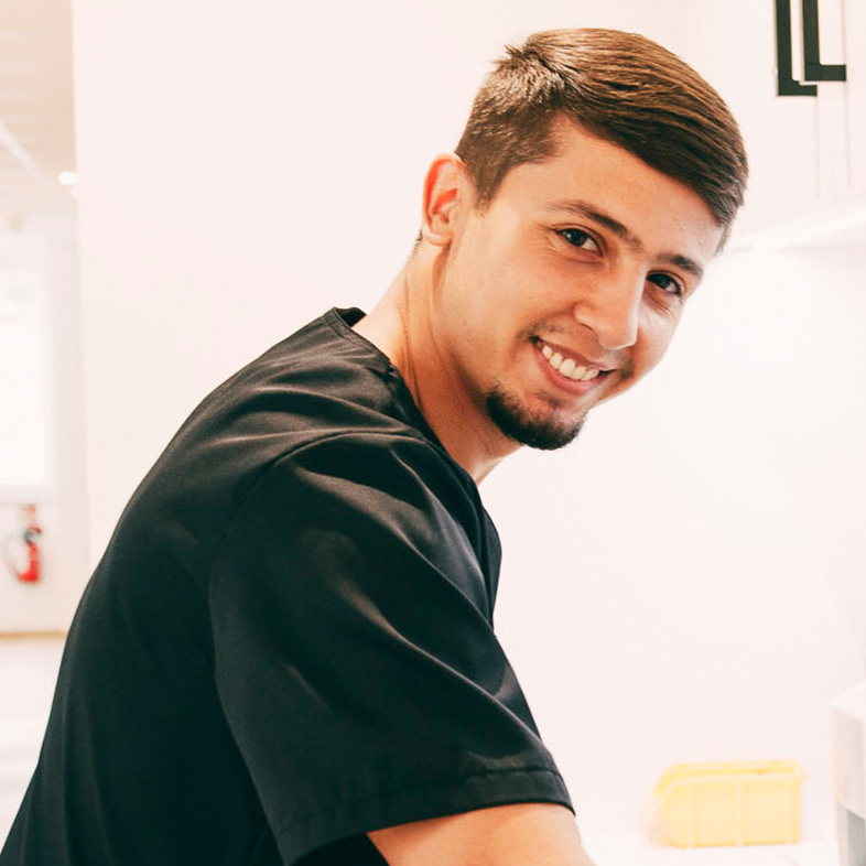 Ein Mann lächelt nach einer Bleaching-Behandlung im Zentrum für Zahnmedizin Dr. Sorg & Kollegen