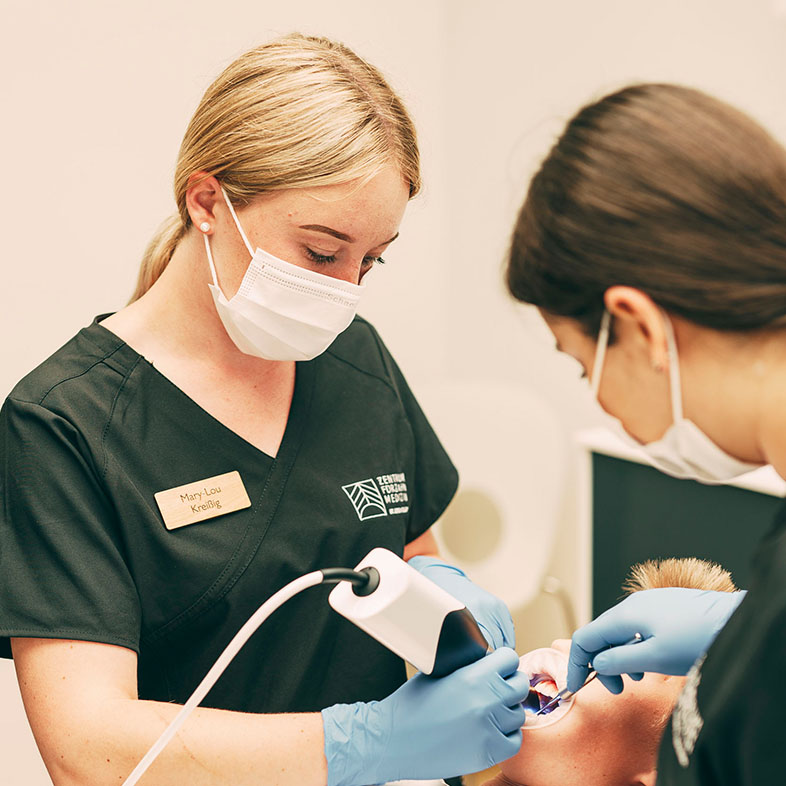 Zwei Arzthelferinnen in einer Cerec-Behandlung im Zentrum für Zahnmedizin Dr. Sorg & Kollegen