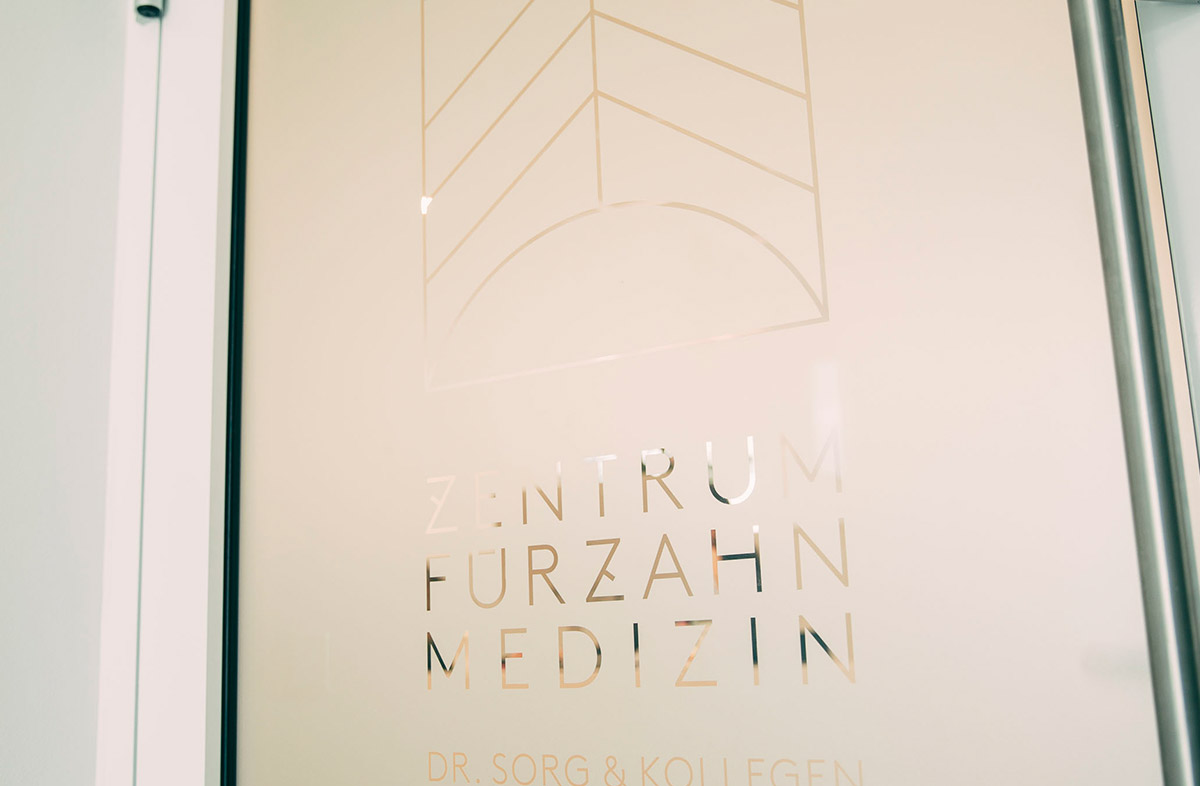 Die Eingangstür im Zentrum für Zahnmedizin Dr. Sorg & Kollegen