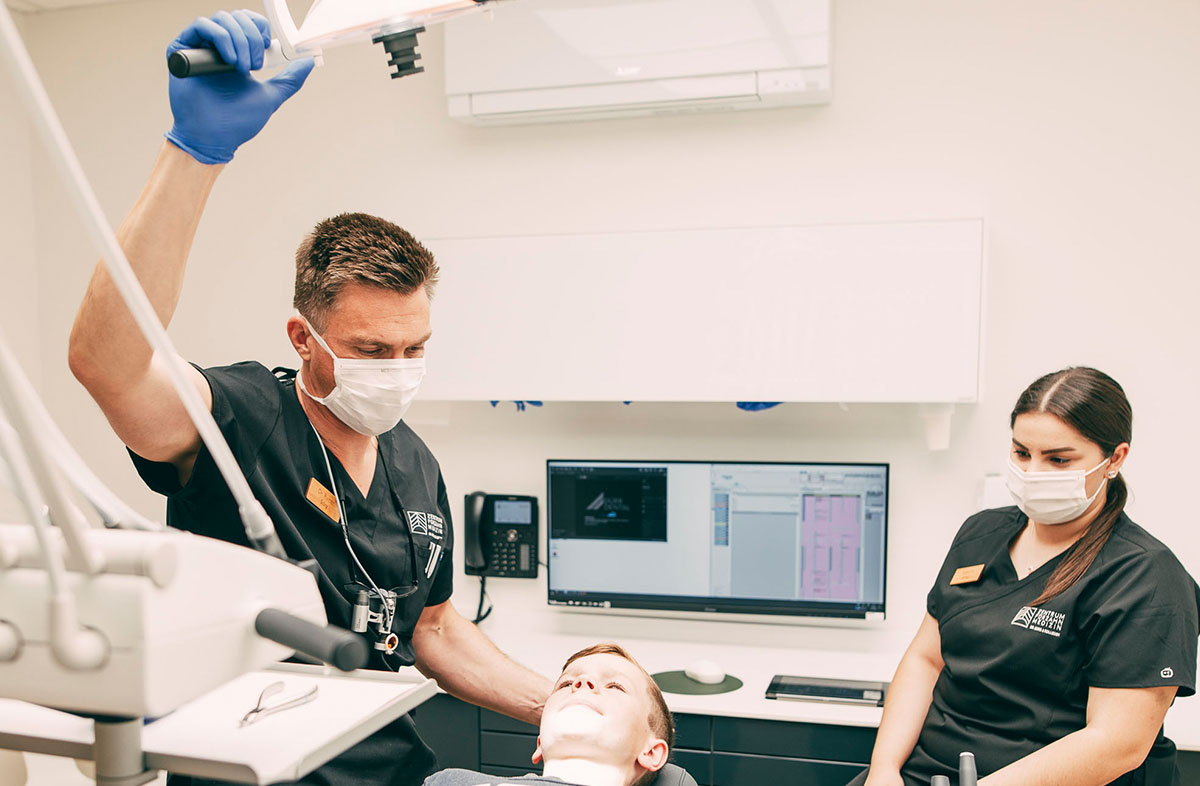 Zahnarzt in einer Behandlung mit Füllungen im Zentrum für Zahnmedizin Dr. Sorg & Kollegen