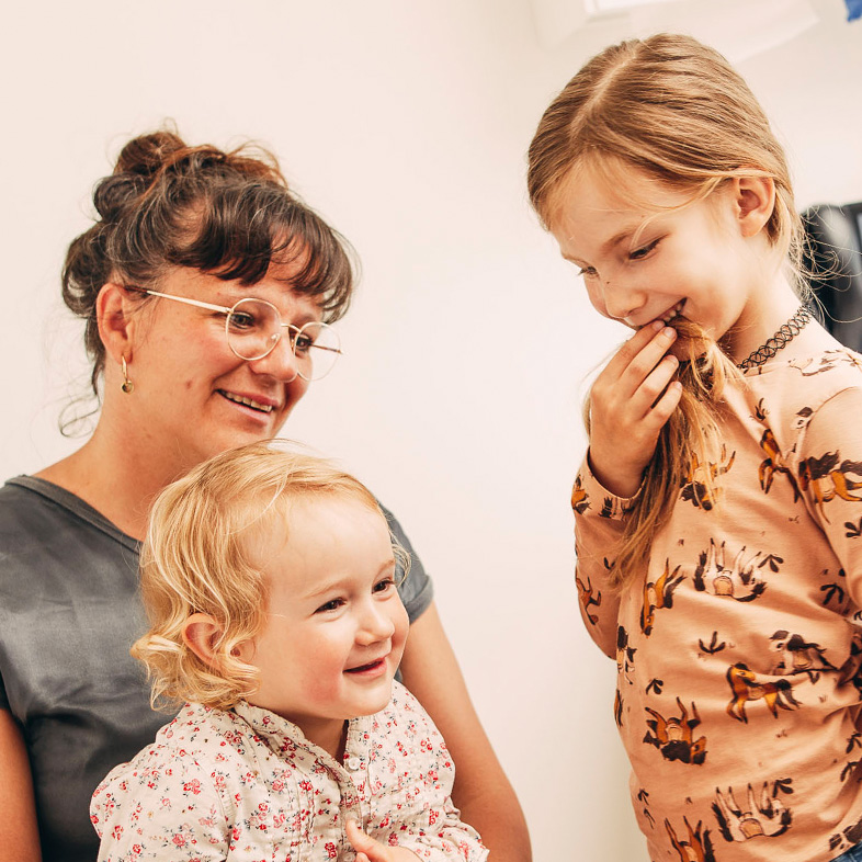 Zwei kleine Patienten lachen im Wartezimmer im Zentrum für Zahnmedizin Dr. Sorg & Kollegen