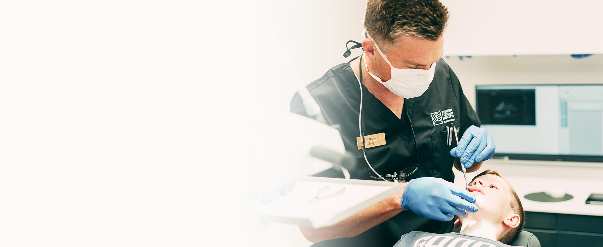 Dr. Sorg in einer Behandlung mit einem Kind im Zentrum für Zahnmedizin Dr. Sorg & Kollegen