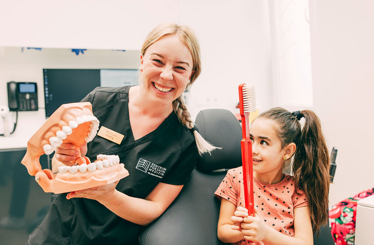 ZFA macht Quatsch mit einem Kind im Zentrum für Zahnmedizin Dr. Sorg & Kollegen