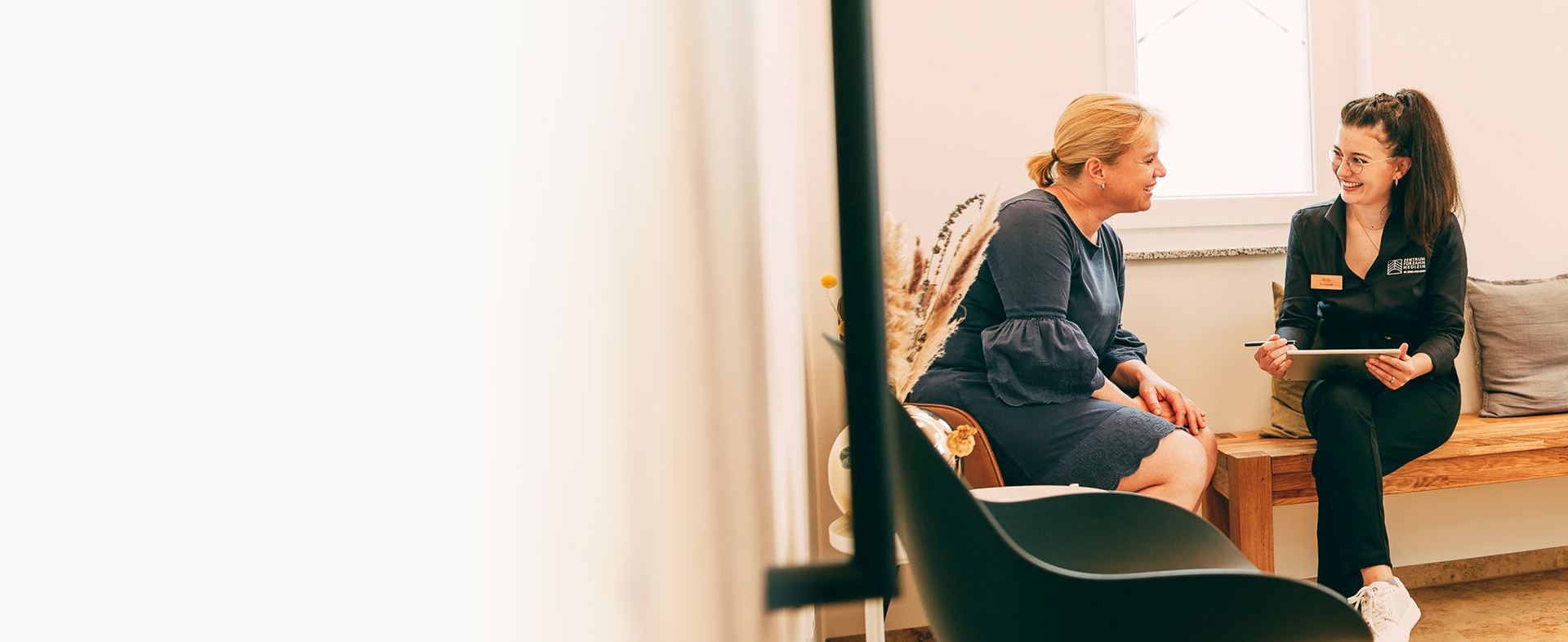 Patientengespräch im Zentrum für Zahnmedizin Dr. Sorg & Kollegen unsere Werte sind uns sehr wichtig