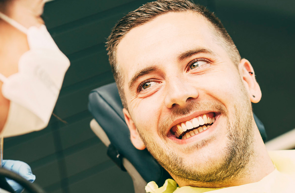 Patient lacht mit Veneers im Mund im Zentrum für Zahnmedizin Dr. Sorg & Kollegen
